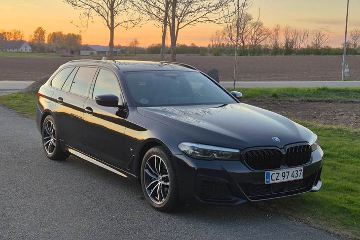 Sort BMW 530e fra 2021