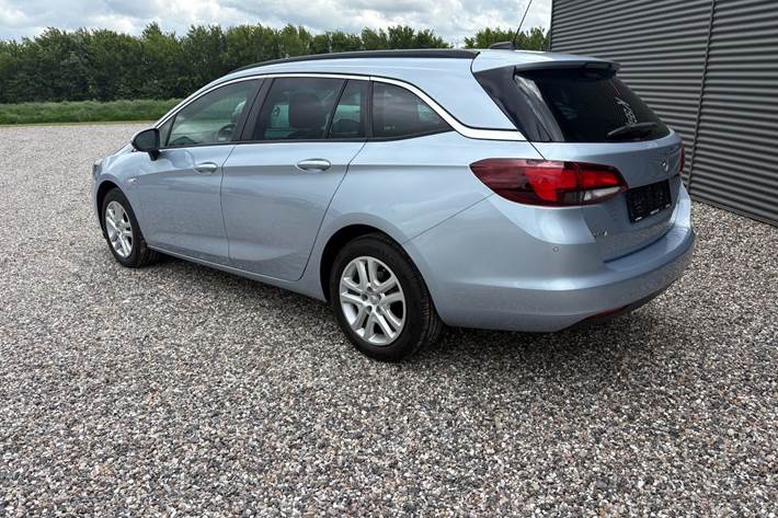 Blå Opel Astra fra 2018