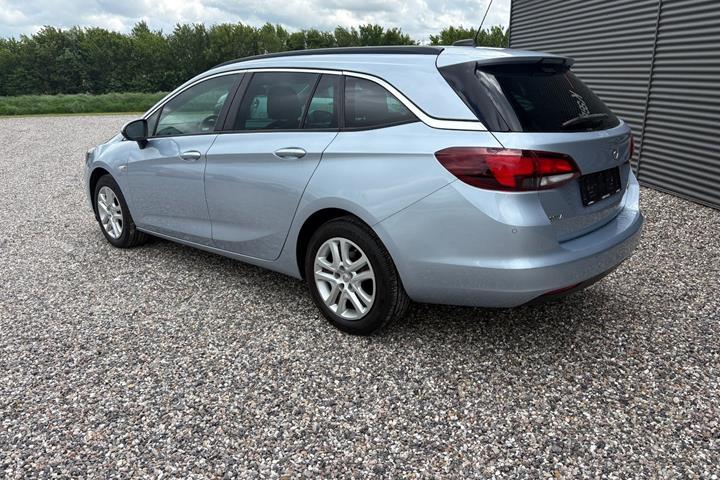Blå Opel Astra fra 2018