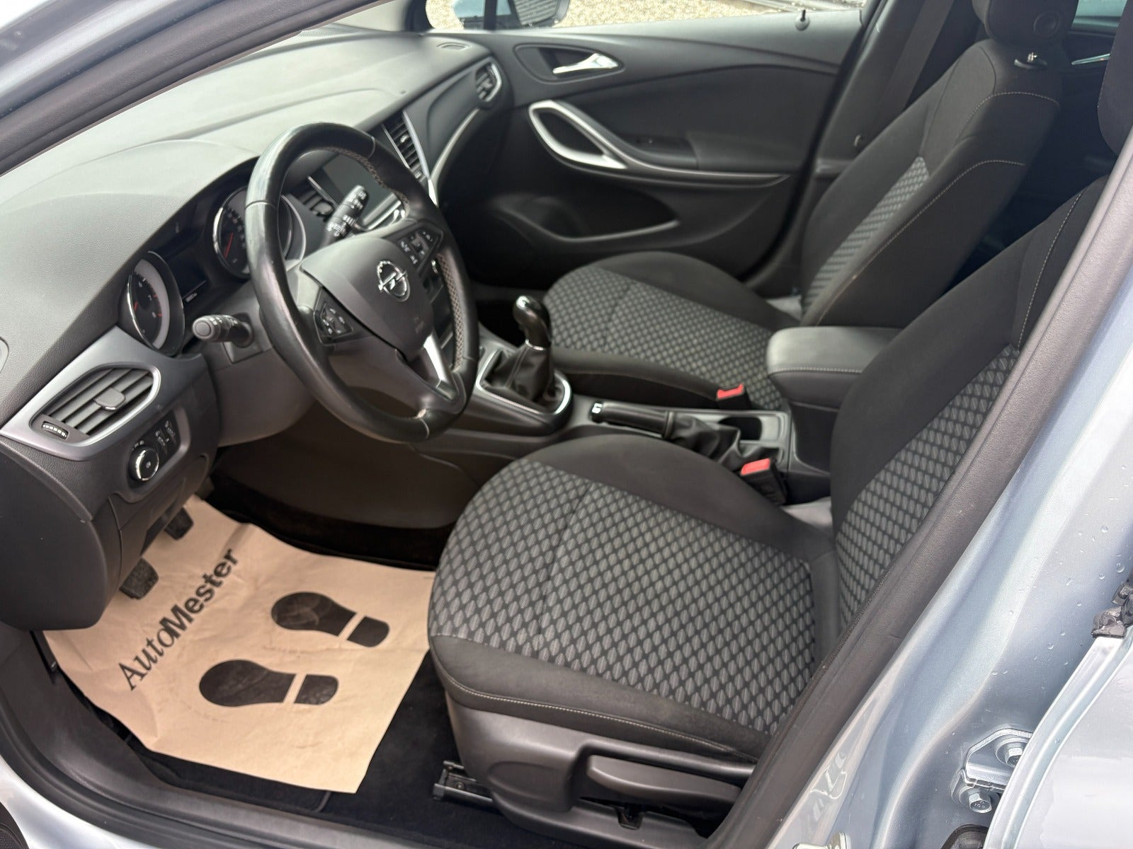 Blå Opel Astra fra 2018
