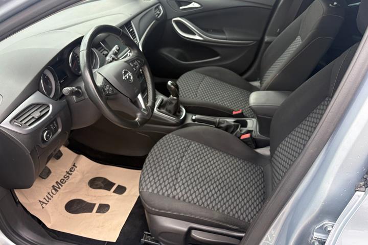 Blå Opel Astra fra 2018