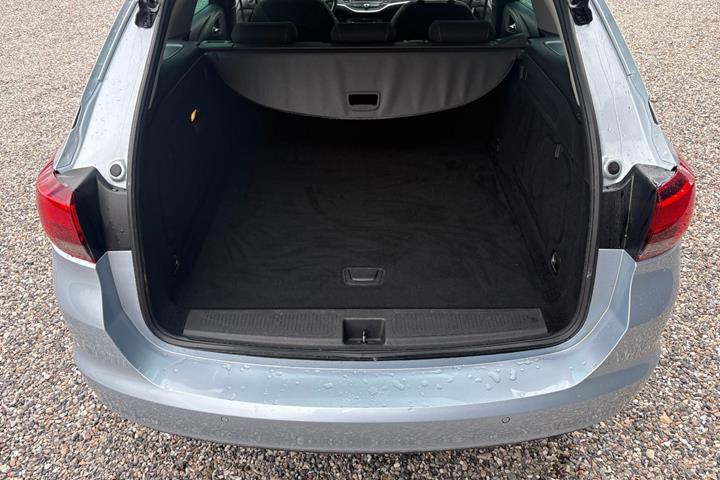 Blå Opel Astra fra 2018