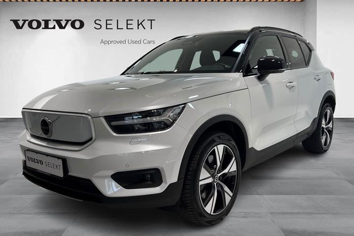 Hvid Volvo XC40 fra 2022 set udefra