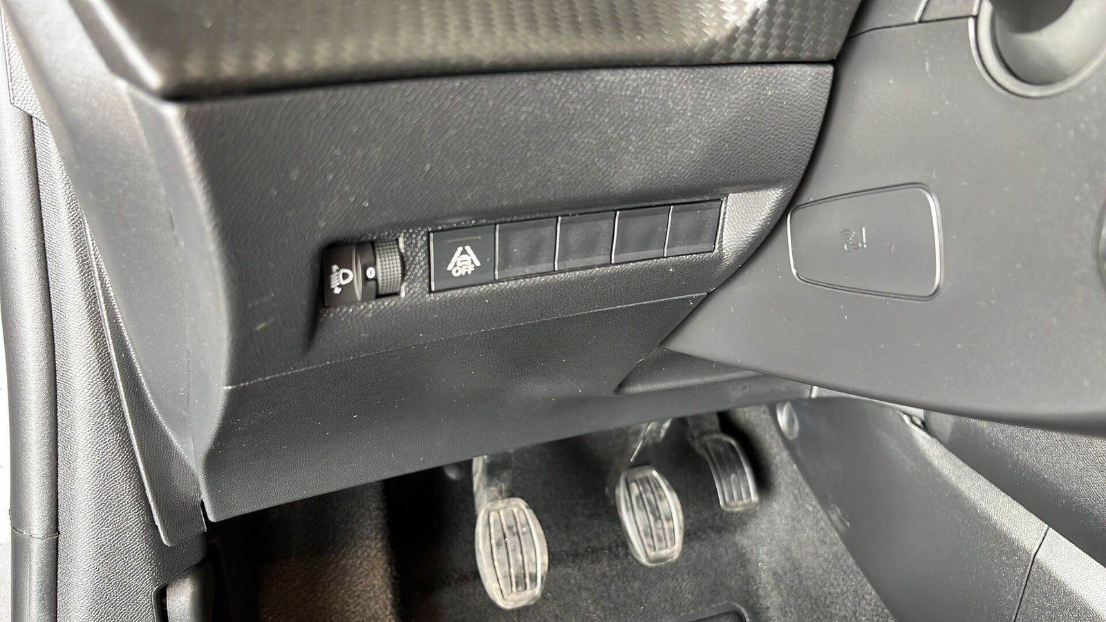 Grå Peugeot 208 fra 2023