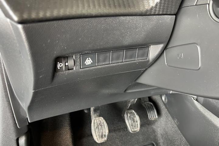 Grå Peugeot 208 fra 2023