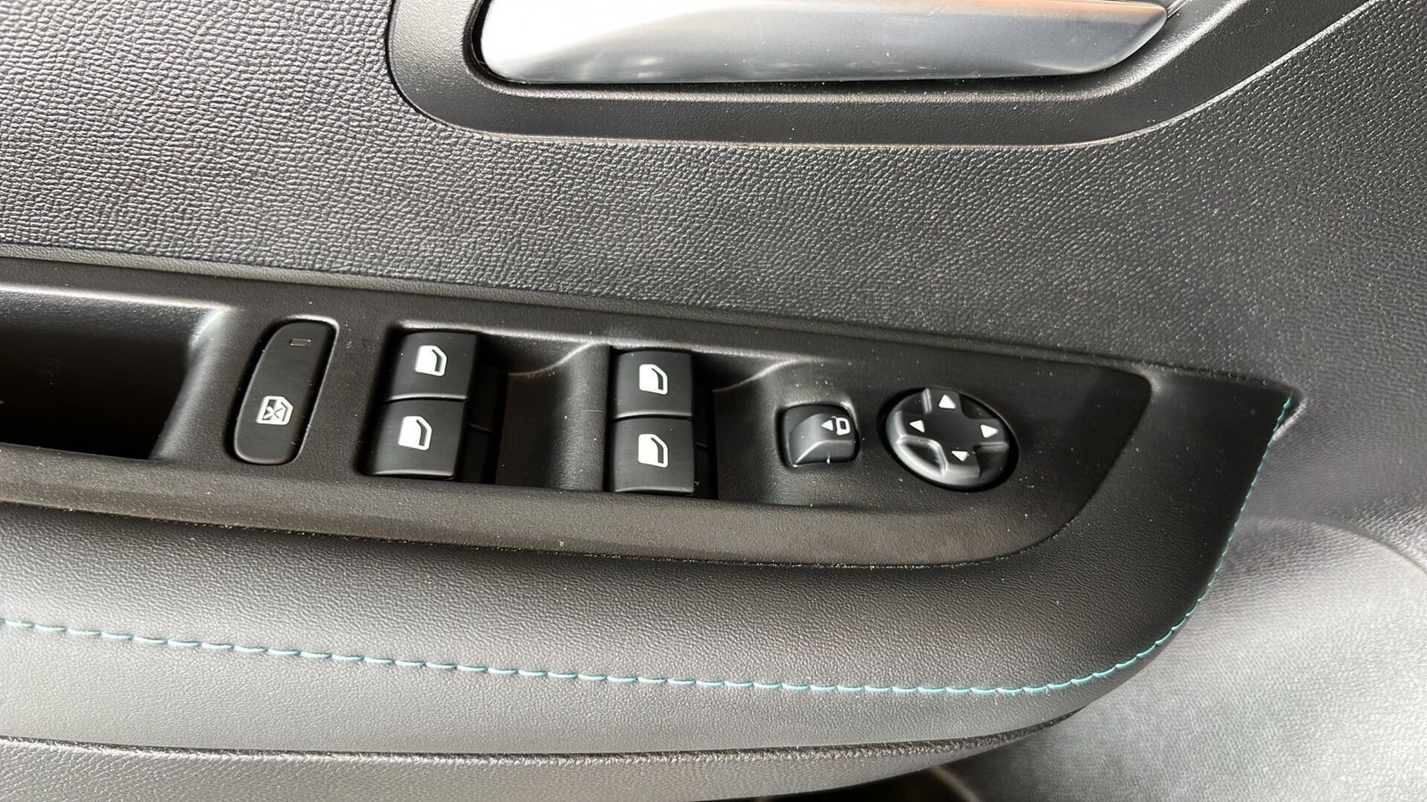 Grå Peugeot 208 fra 2023