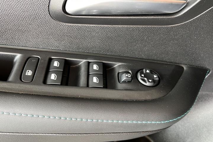 Grå Peugeot 208 fra 2023