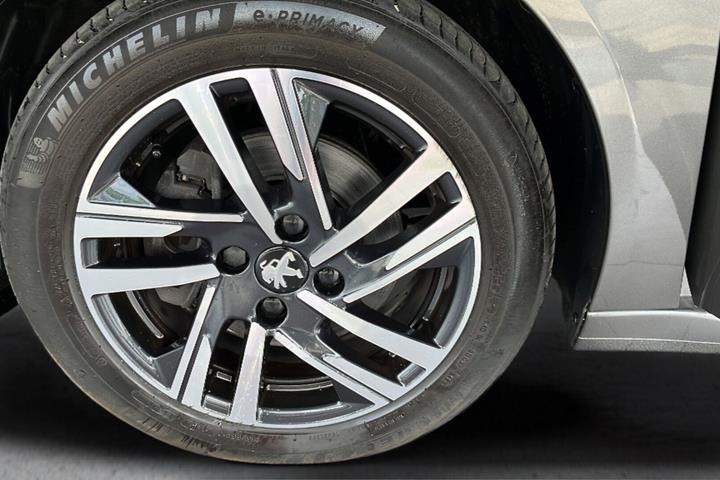 Grå Peugeot 208 fra 2023