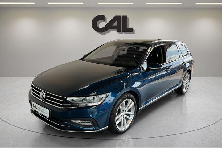 Blå VW Passat fra 2019 set udefra