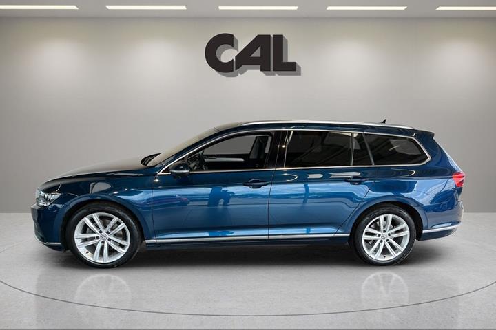 Blå VW Passat fra 2019