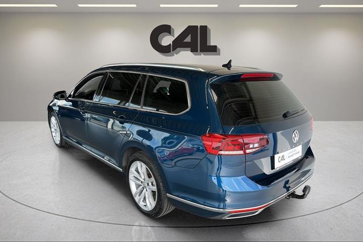 Blå VW Passat fra 2019