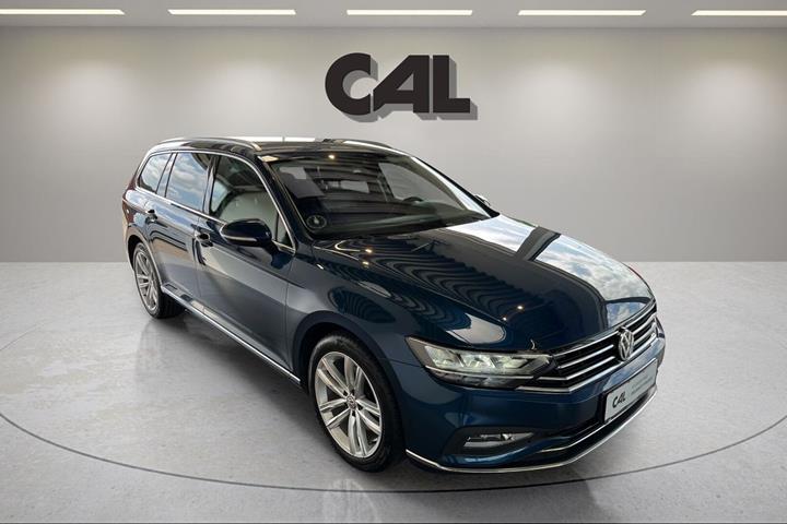 Blå VW Passat fra 2019