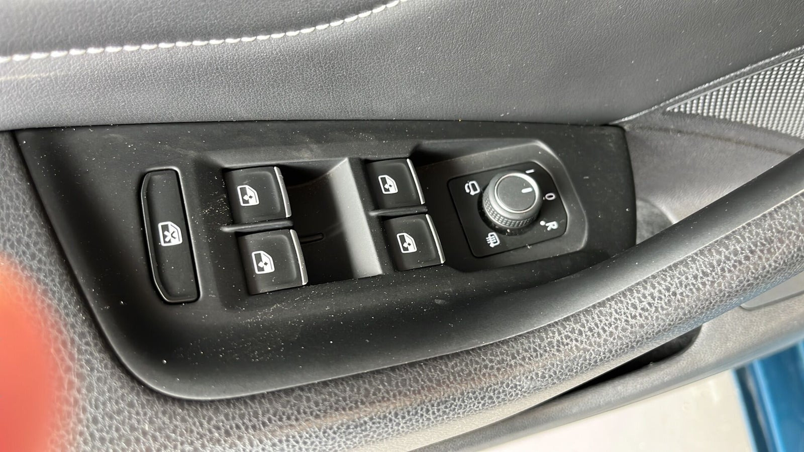 Blå VW Passat fra 2019