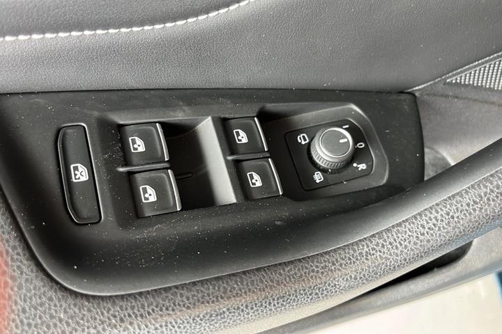 Blå VW Passat fra 2019