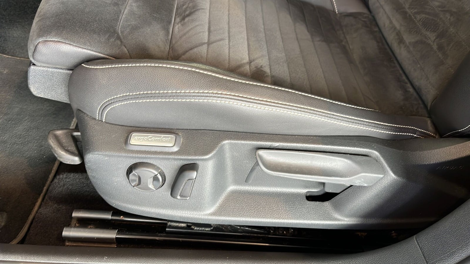 Blå VW Passat fra 2019