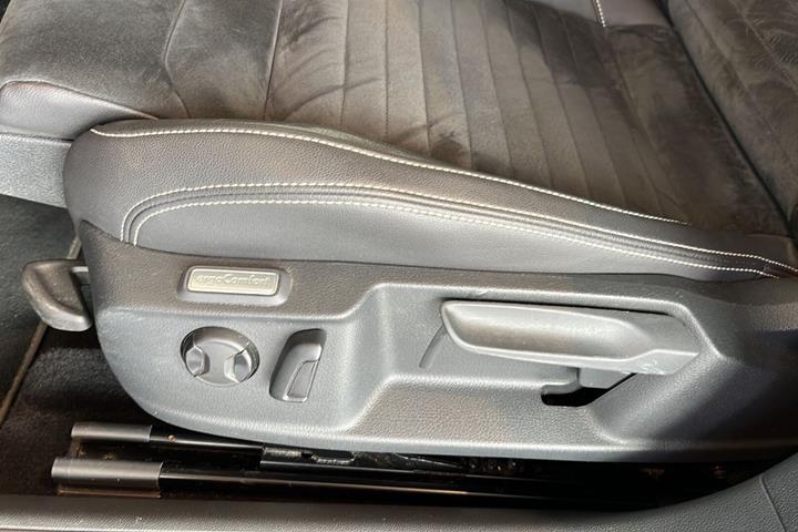 Blå VW Passat fra 2019