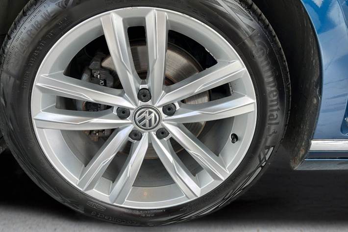 Blå VW Passat fra 2019