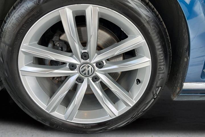 Blå VW Passat fra 2019