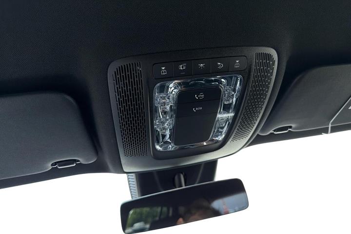 Hvid Mercedes EQB250 fra 2022