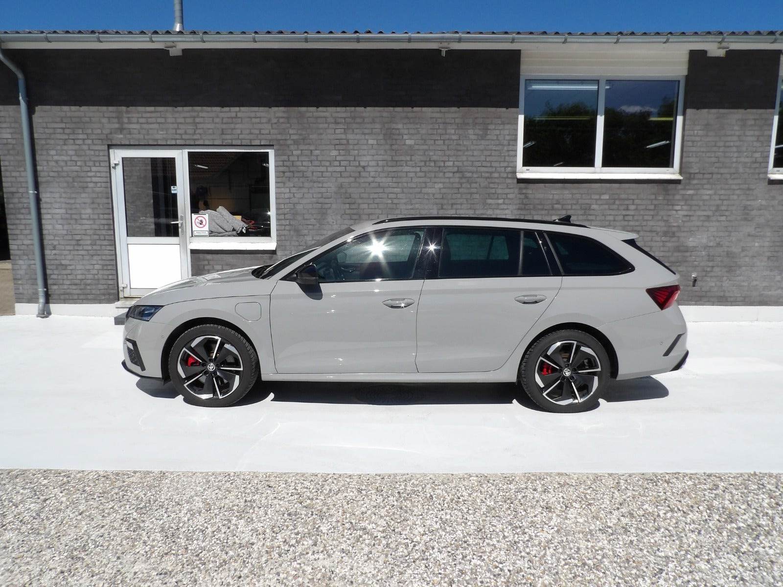 Grå Skoda Octavia fra 2021