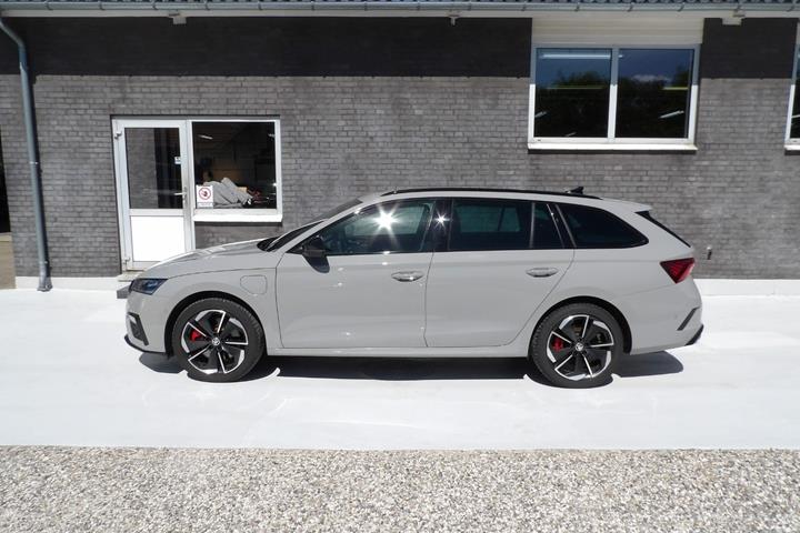 Grå Skoda Octavia fra 2021
