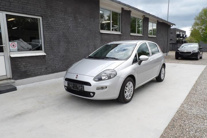 Sølv Fiat Punto fra 2015
