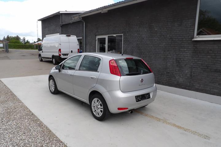 Sølv Fiat Punto fra 2015