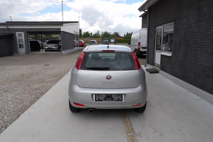 Sølv Fiat Punto fra 2015