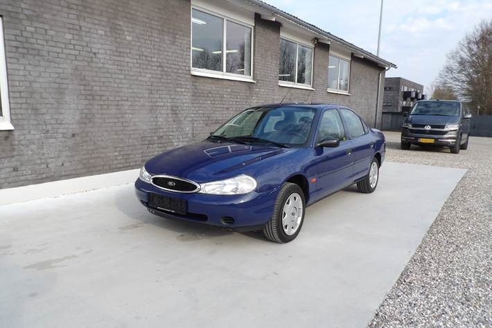 Blå Ford Mondeo fra 2000