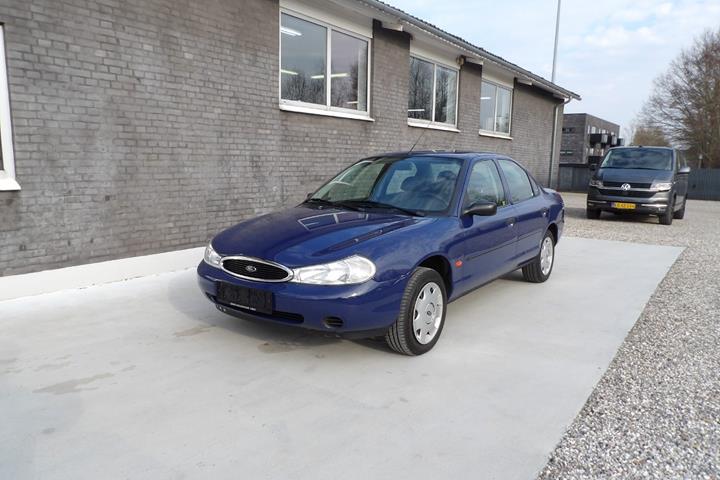 Blå Ford Mondeo fra 2000