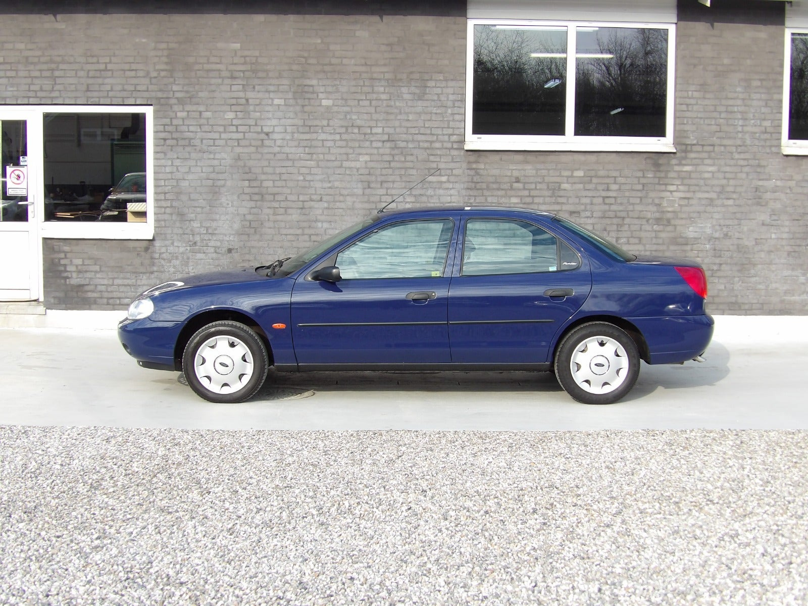 Blå Ford Mondeo fra 2000