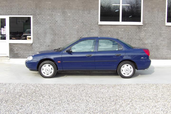 Blå Ford Mondeo fra 2000