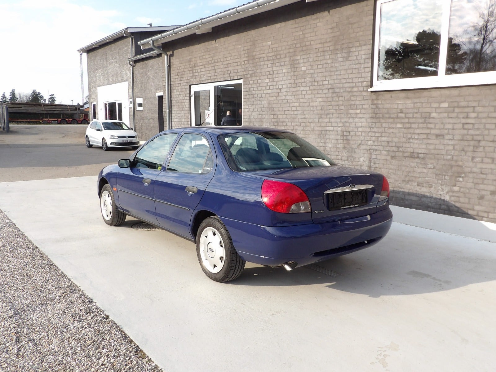 Blå Ford Mondeo fra 2000
