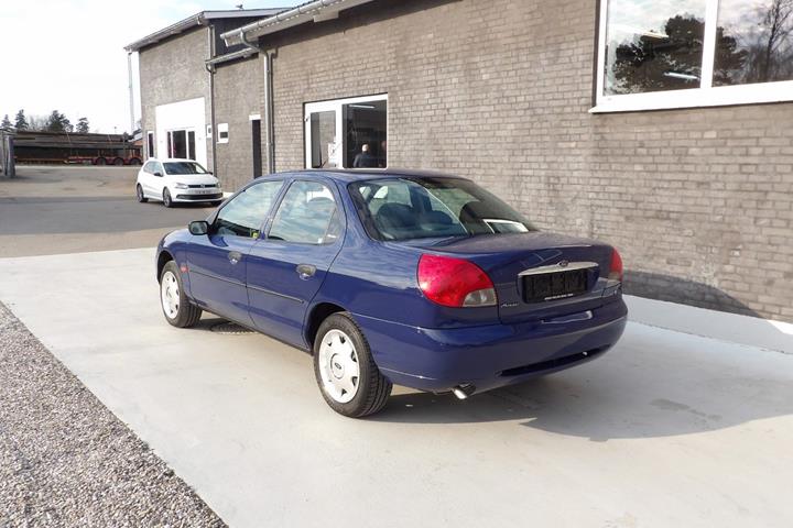 Blå Ford Mondeo fra 2000