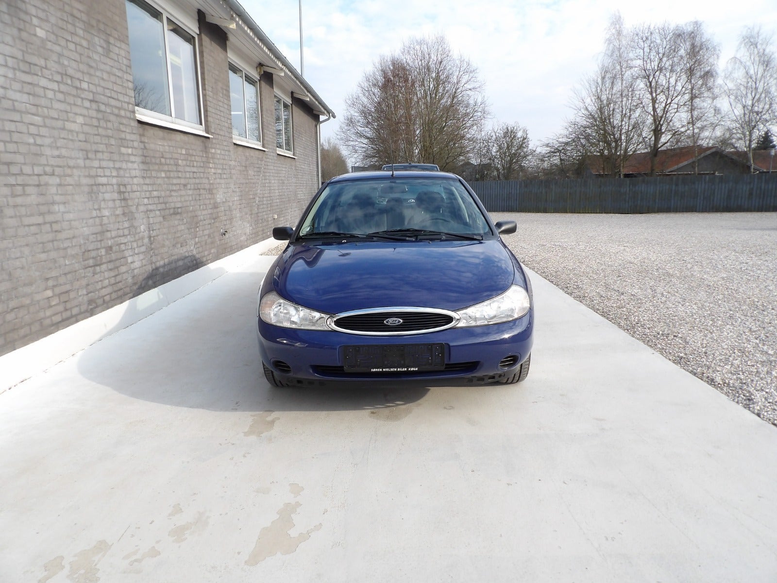 Blå Ford Mondeo fra 2000