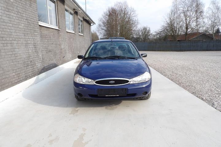 Blå Ford Mondeo fra 2000