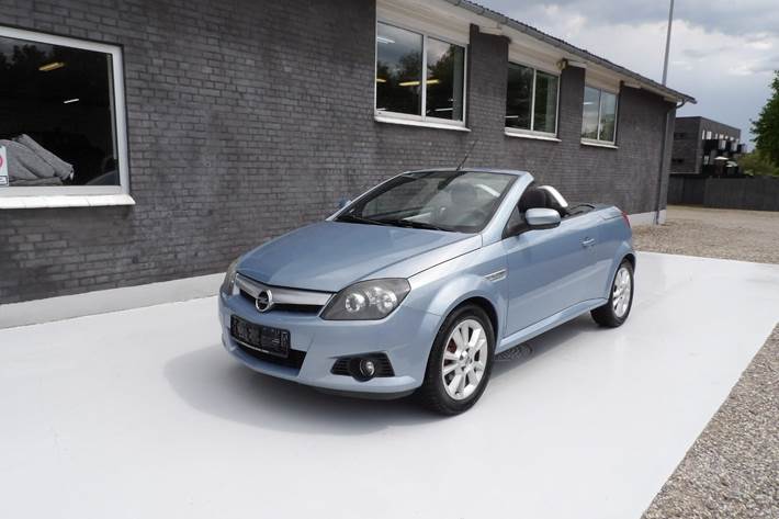 Sølv Opel Tigra fra 2005