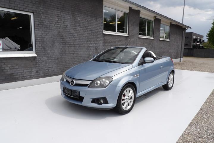 Sølv Opel Tigra fra 2005 set udefra