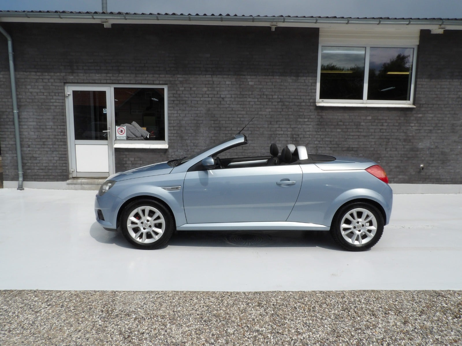 Sølv Opel Tigra fra 2005 set udefra