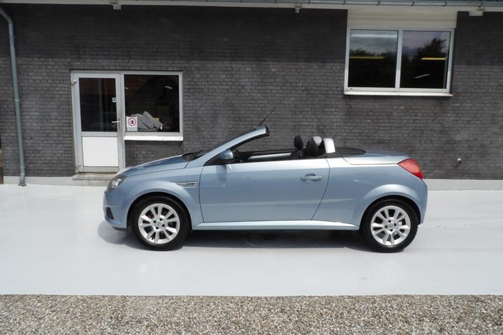 Sølv Opel Tigra fra 2005 set udefra