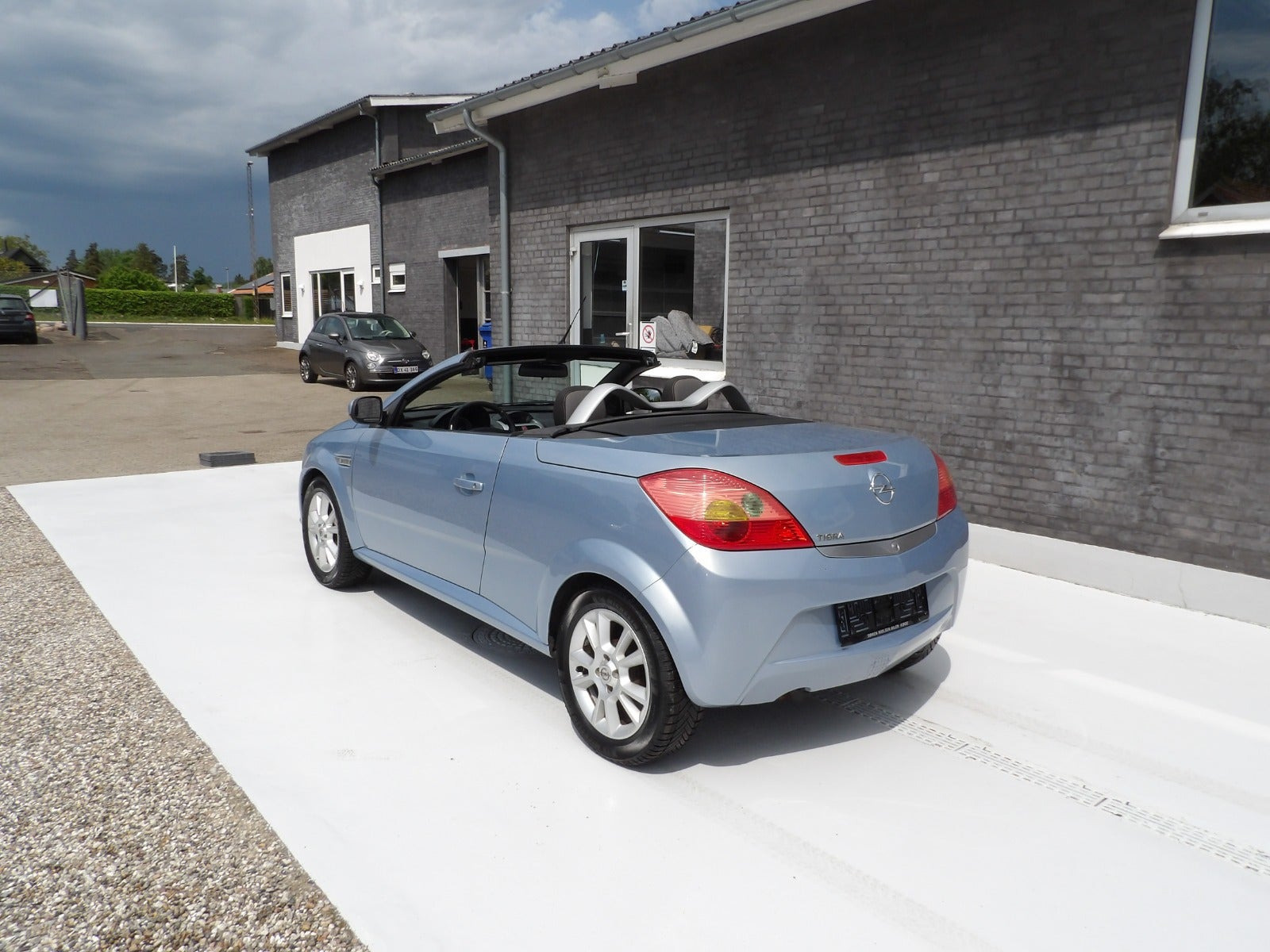 Sølv Opel Tigra fra 2005 set udefra