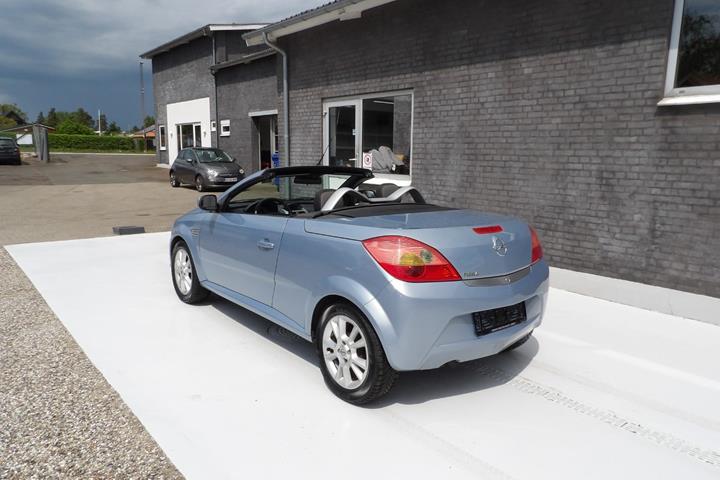 Sølv Opel Tigra fra 2005 set udefra