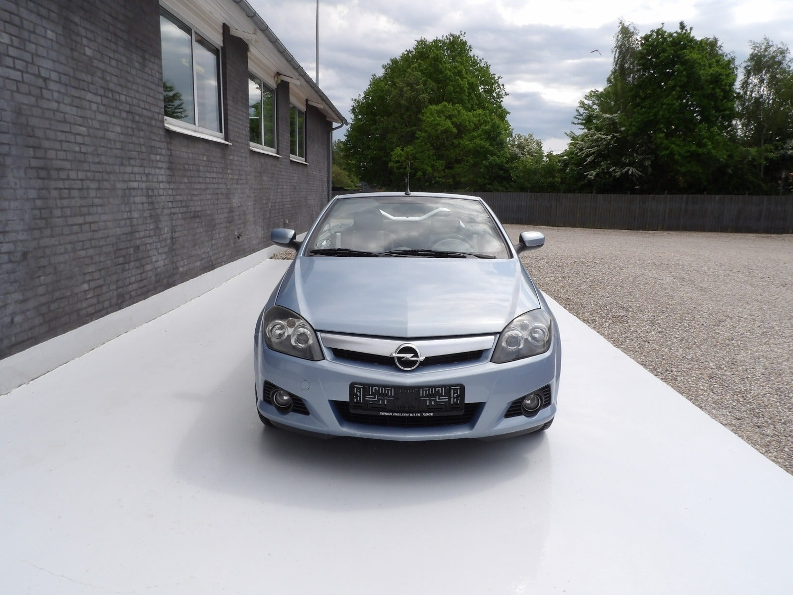 Sølv Opel Tigra fra 2005 set udefra