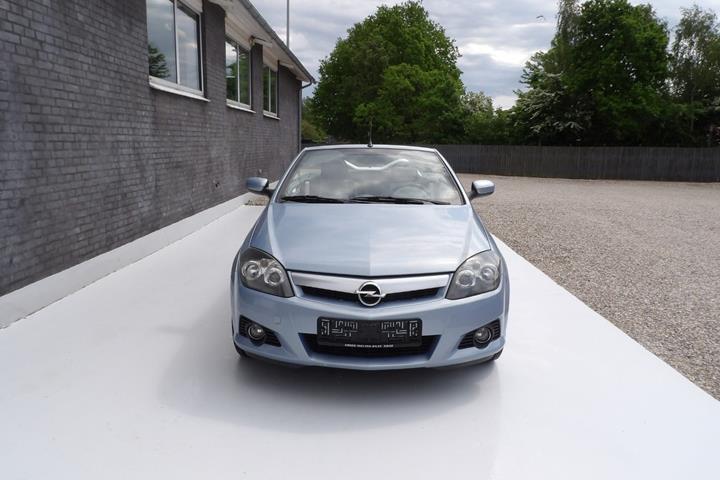 Sølv Opel Tigra fra 2005 set udefra