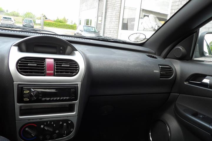 Sølv Opel Tigra fra 2005