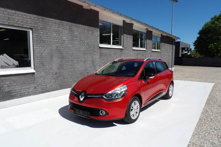 Rød Renault Clio IV fra 2015