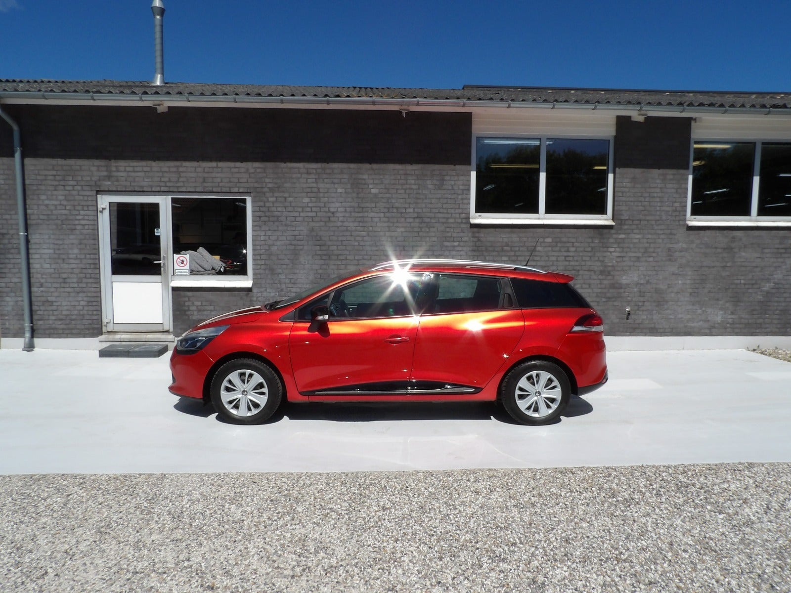 Rød Renault Clio IV fra 2015