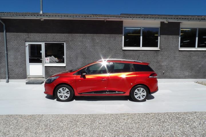 Rød Renault Clio IV fra 2015