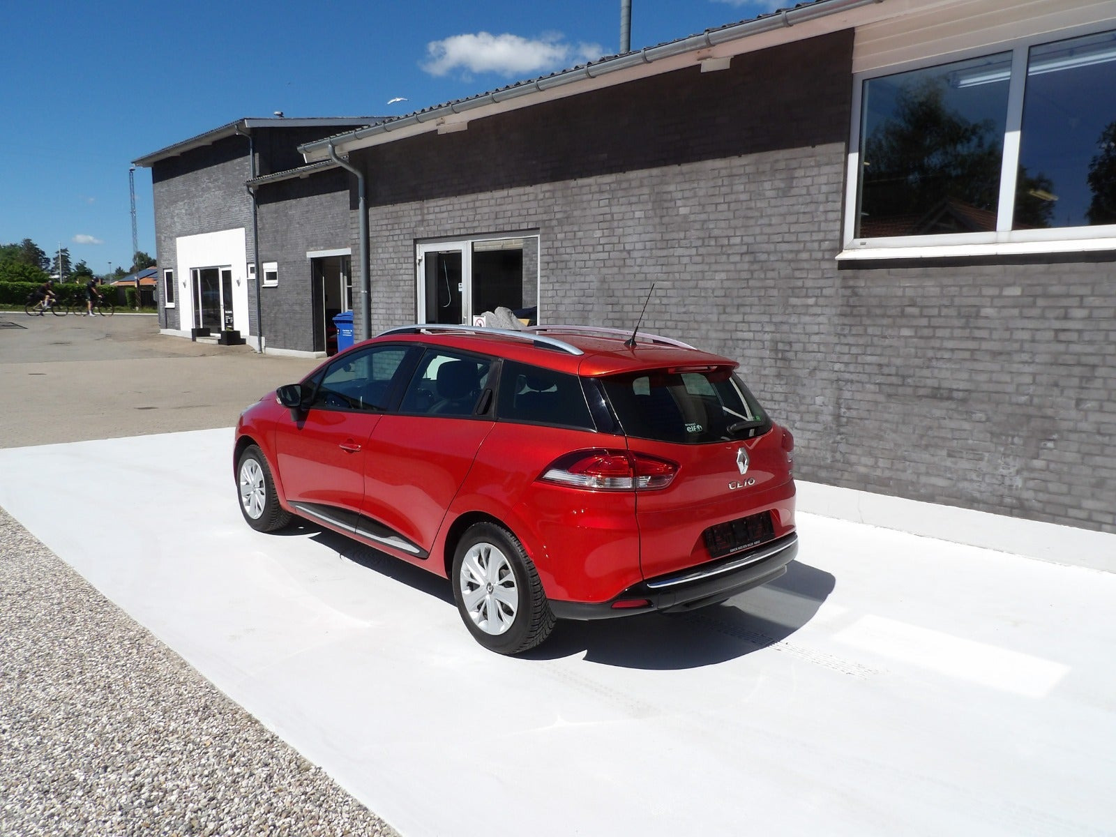 Rød Renault Clio IV fra 2015