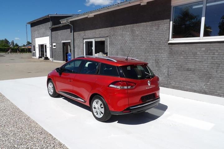 Rød Renault Clio IV fra 2015